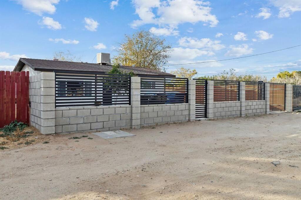Modern City Ranch 3 Bdrm Family Home Access By Dirt Road Palmdale Exterior foto